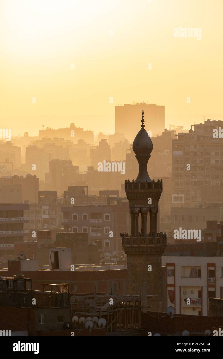 Un minareto soleggiato inondato di luce dorata del tramonto, come si vede dal Parco al Azhar, Salah Salem St, El-DARB El-Ahmar, Cairo, Egitto Foto Stock