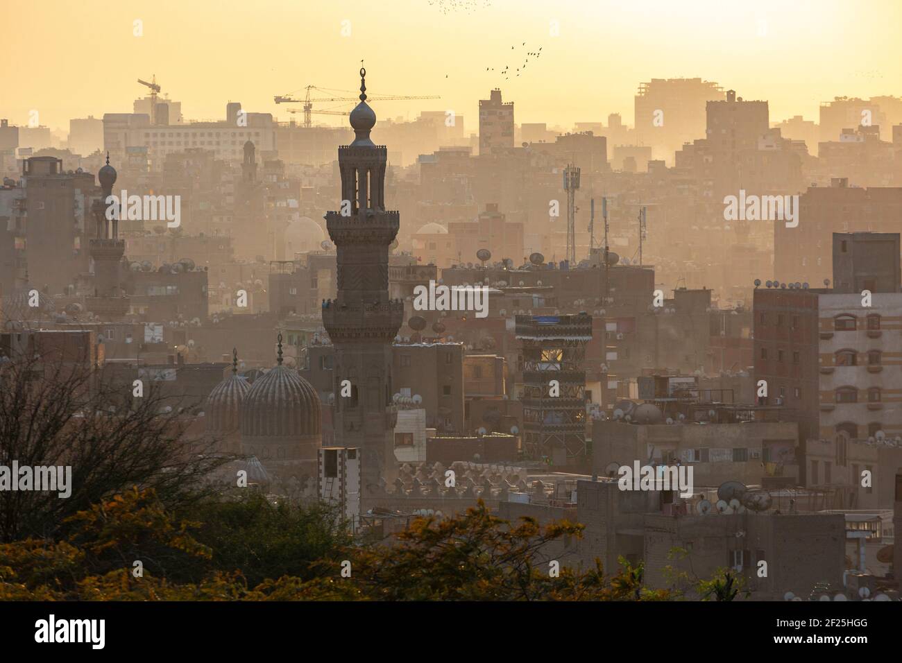 Il paesaggio urbano del Cairo al tramonto che mostra i minareti, come si vede dal Parco al Azhar, Salah Salem St, El-DARB El-Ahmar, il Cairo, Egitto Foto Stock