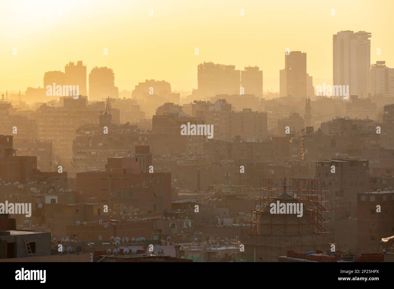 Il suggestivo paesaggio urbano del Cairo al tramonto, visto dal Parco al Azhar, Salah Salem St, El-DARB El-Ahmar, Cairo, Egitto Foto Stock
