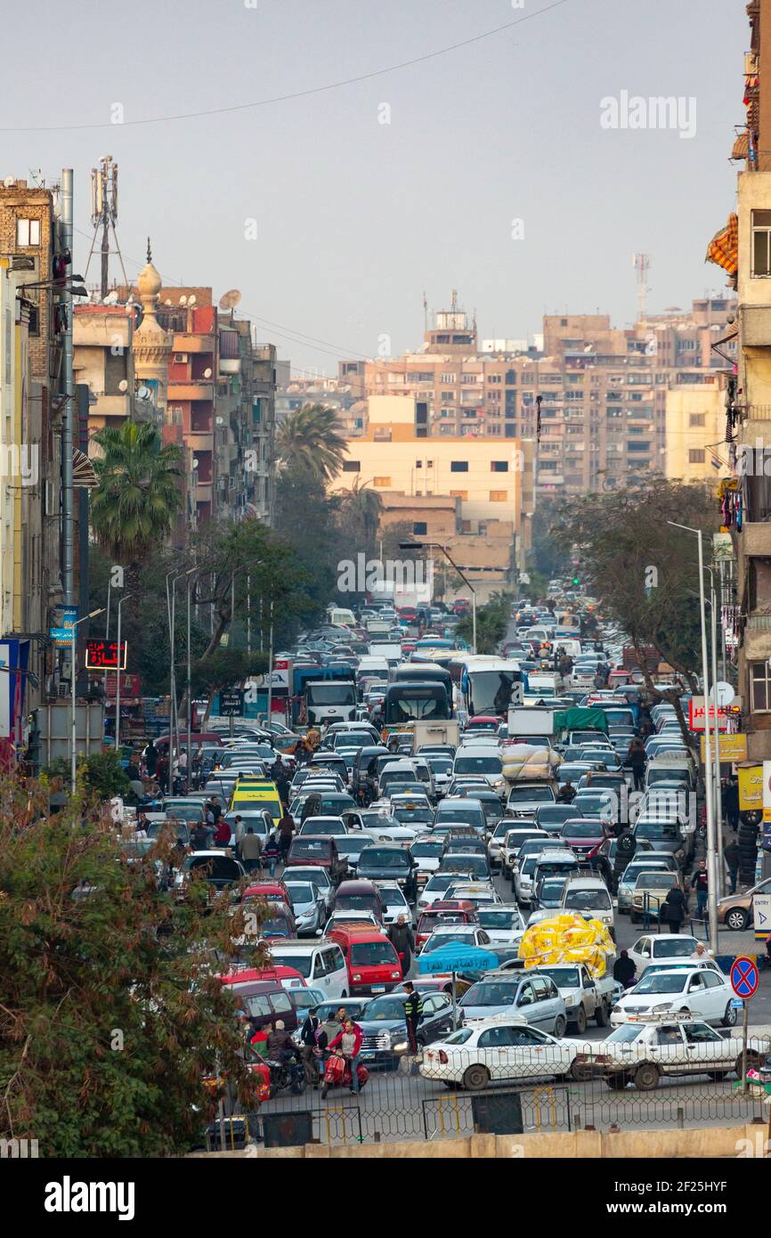 Un ingorgo denso vicino al parco di al Azhar, Salah Salem St, El-DARB El-Ahmar, Cairo, Egitto Foto Stock