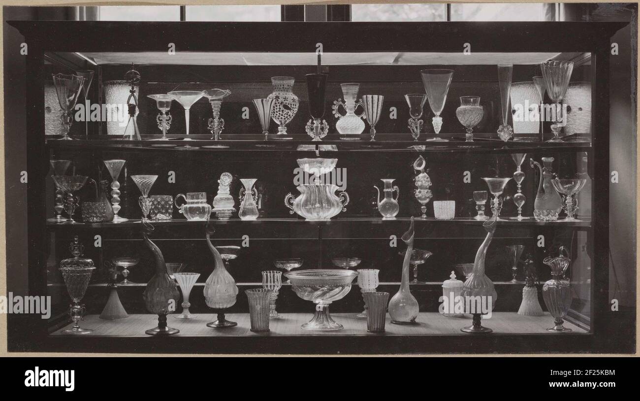 Vetrina con vari bicchieri di oggetti; Louis XIIIe Gang Foto stock - Alamy