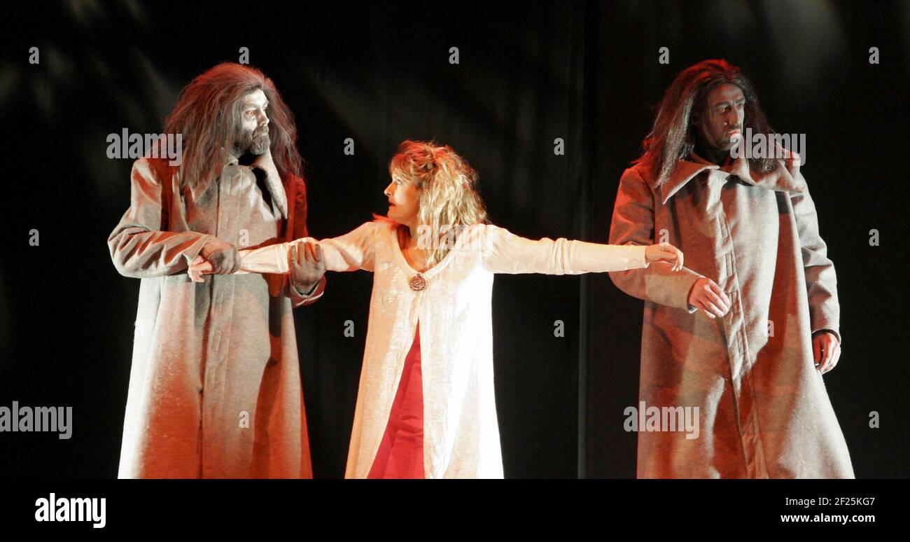 l-r: John Milne (Fasolt), Kate Radmilovic (Freia), Julian Close (Fafner) in DAS RHEINGOLD di Wagner al Longborough Festival Opera, Gloucestershire, Inghilterra 23/06/2007 direttore: Anthony Negus design: Kjell Torriset illuminazione: Guy Hoare regista: Alan Privett Foto Stock