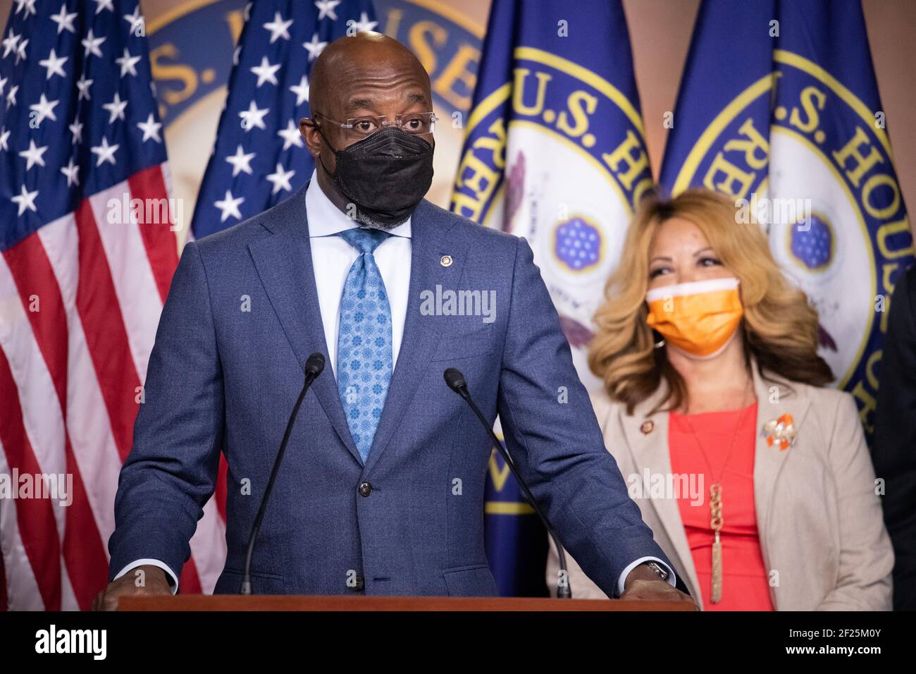 Washington, Stati Uniti. 10 marzo 2021. Il senatore Raphael Warnock (D-GA) durante una conferenza stampa con i membri della delegazione del Congresso della Georgia sulla spesa di soccorso COVID, presso il Campidoglio degli Stati Uniti, a Washington, DC, mercoledì 10 marzo, 2021. Oggi la Camera è destinata a approvare una versione del progetto di legge del Presidente Biden sulla COVID da 1.9 trilioni di dollari che include controlli di stimolo di 1400 dollari per molti americani, mentre il Senato continua questa settimana con più voti di conferma del governo. (Graeme Sloan/Sipa USA) Credit: Sipa USA/Alamy Live News Foto Stock