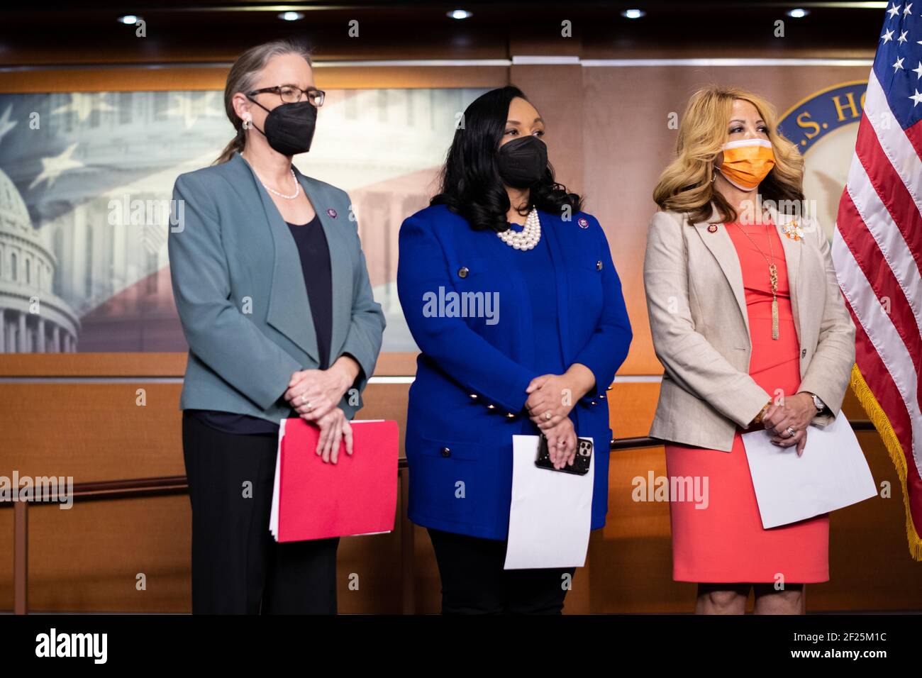 Il rappresentante Carolyn Bourdeaux (D-GA), il rappresentante Nikema Williams (D-GA) e il rappresentante Lucy McBath (D-GA), nel corso di una conferenza stampa con i membri della delegazione del Congresso della Georgia sulla spesa per aiuti COVID, presso il Campidoglio degli Stati Uniti, a Washington, DC, mercoledì 10 marzo, 2021. Oggi la Camera è destinata a approvare una versione del progetto di legge del Presidente Biden sulla COVID da 1.9 trilioni di dollari che include controlli di stimolo di 1400 dollari per molti americani, mentre il Senato continua questa settimana con più voti di conferma del governo. (Graeme Sloan/Sipa USA) Foto Stock