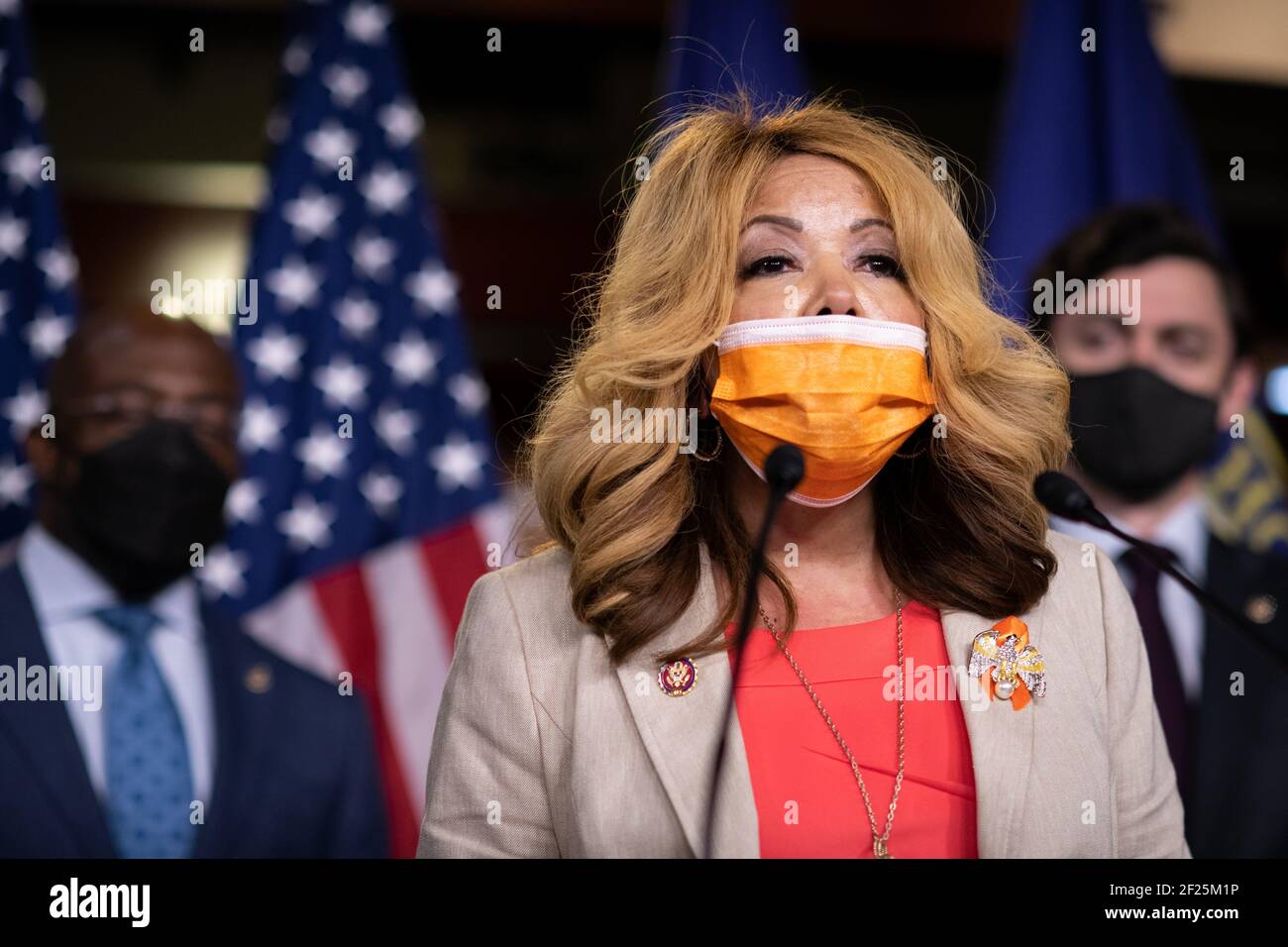 Washington, Stati Uniti. 10 marzo 2021. Il rappresentante Lucy McBath (D-GA) durante una conferenza stampa con i membri della delegazione del Congresso della Georgia sulla spesa di soccorso COVID, presso il Campidoglio degli Stati Uniti, a Washington, DC, mercoledì 10 marzo, 2021. Oggi la Camera è destinata a approvare una versione del progetto di legge del Presidente Biden sulla COVID da 1.9 trilioni di dollari che include controlli di stimolo di 1400 dollari per molti americani, mentre il Senato continua questa settimana con più voti di conferma del governo. (Graeme Sloan/Sipa USA) Credit: Sipa USA/Alamy Live News Foto Stock