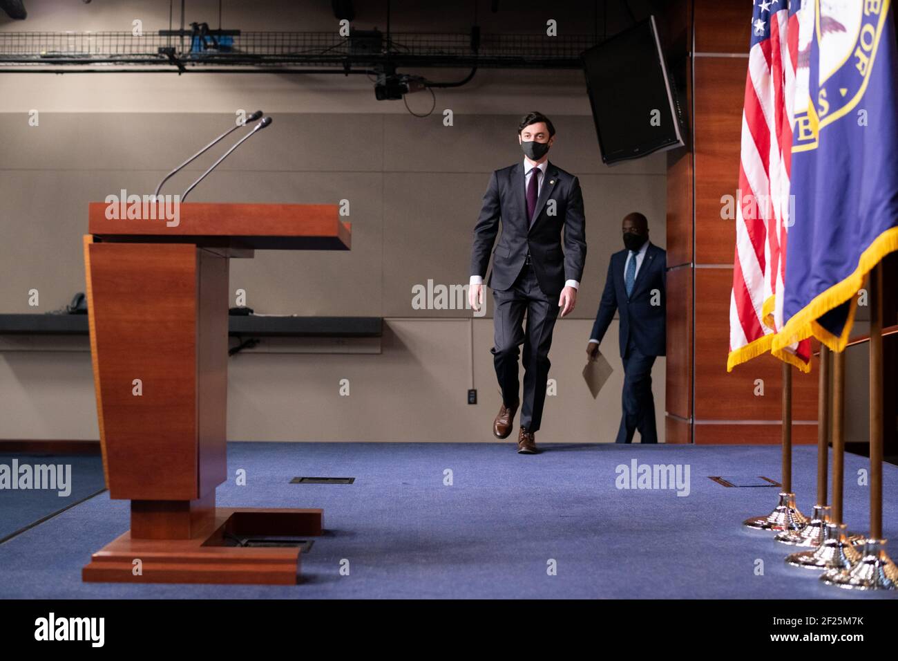 Washington, Stati Uniti. 10 marzo 2021. Il senatore Jon Ossoff (D-GA) arriva per una conferenza stampa con i membri della delegazione del Congresso della Georgia sulla spesa di soccorso COVID, presso il Campidoglio degli Stati Uniti, a Washington, DC, mercoledì 10 marzo, 2021. Oggi la Camera è destinata a approvare una versione del progetto di legge del Presidente Biden sulla COVID da 1.9 trilioni di dollari che include controlli di stimolo di 1400 dollari per molti americani, mentre il Senato continua questa settimana con più voti di conferma del governo. (Graeme Sloan/Sipa USA) Credit: Sipa USA/Alamy Live News Foto Stock