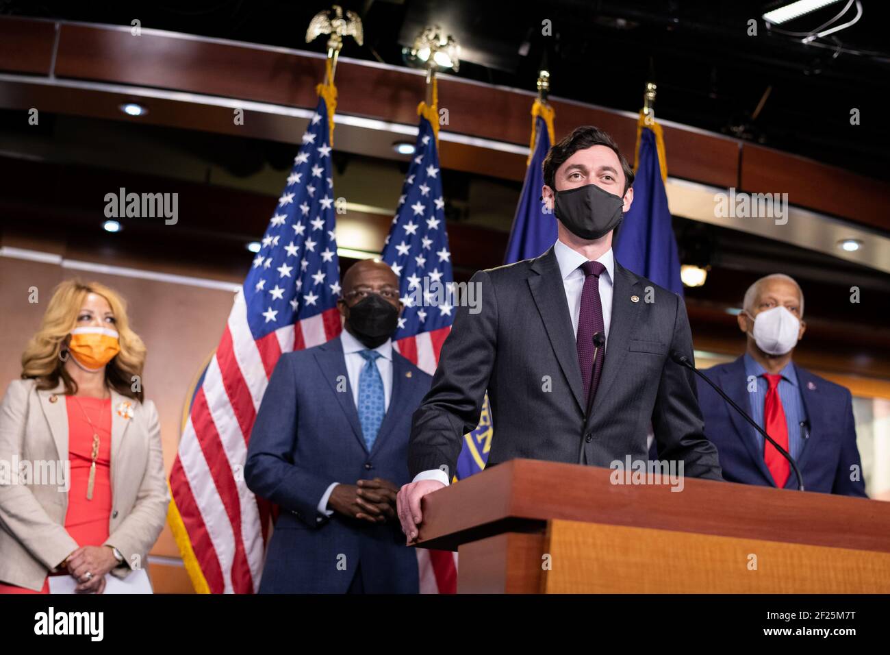 Washington, Stati Uniti. 10 marzo 2021. Il senatore Jon Ossoff (D-GA) durante una conferenza stampa con i membri della delegazione del Congresso della Georgia sulla spesa di soccorso COVID, presso il Campidoglio degli Stati Uniti, a Washington, DC, mercoledì 10 marzo, 2021. Oggi la Camera è destinata a approvare una versione del progetto di legge del Presidente Biden sulla COVID da 1.9 trilioni di dollari che include controlli di stimolo di 1400 dollari per molti americani, mentre il Senato continua questa settimana con più voti di conferma del governo. (Graeme Sloan/Sipa USA) Credit: Sipa USA/Alamy Live News Foto Stock