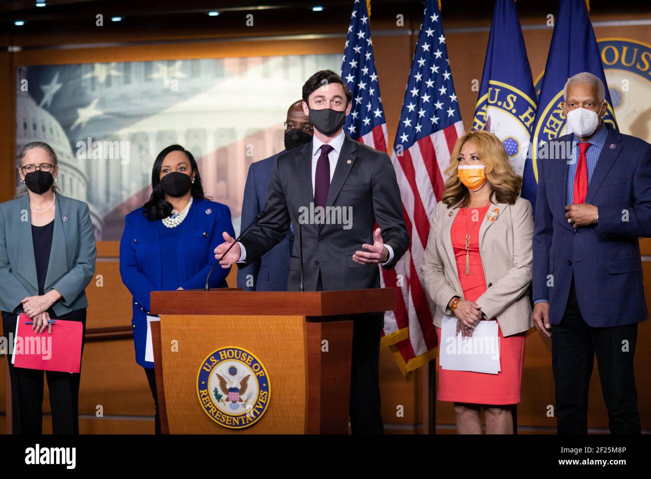 Washington, Stati Uniti. 10 marzo 2021. Il senatore Jon Ossoff (D-GA) durante una conferenza stampa con i membri della delegazione del Congresso della Georgia sulla spesa di soccorso COVID, presso il Campidoglio degli Stati Uniti, a Washington, DC, mercoledì 10 marzo, 2021. Oggi la Camera è destinata a approvare una versione del progetto di legge del Presidente Biden sulla COVID da 1.9 trilioni di dollari che include controlli di stimolo di 1400 dollari per molti americani, mentre il Senato continua questa settimana con più voti di conferma del governo. (Graeme Sloan/Sipa USA) Credit: Sipa USA/Alamy Live News Foto Stock