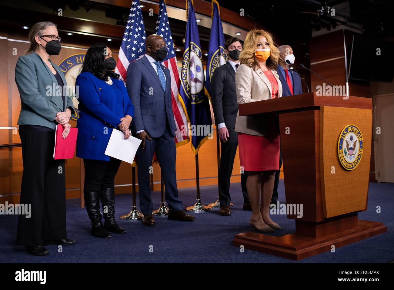 Washington, Stati Uniti. 10 marzo 2021. Il rappresentante Lucy McBath (D-GA) durante una conferenza stampa con i membri della delegazione del Congresso della Georgia sulla spesa di soccorso COVID, presso il Campidoglio degli Stati Uniti, a Washington, DC, mercoledì 10 marzo, 2021. Oggi la Camera è destinata a approvare una versione del progetto di legge del Presidente Biden sulla COVID da 1.9 trilioni di dollari che include controlli di stimolo di 1400 dollari per molti americani, mentre il Senato continua questa settimana con più voti di conferma del governo. (Graeme Sloan/Sipa USA) Credit: Sipa USA/Alamy Live News Foto Stock