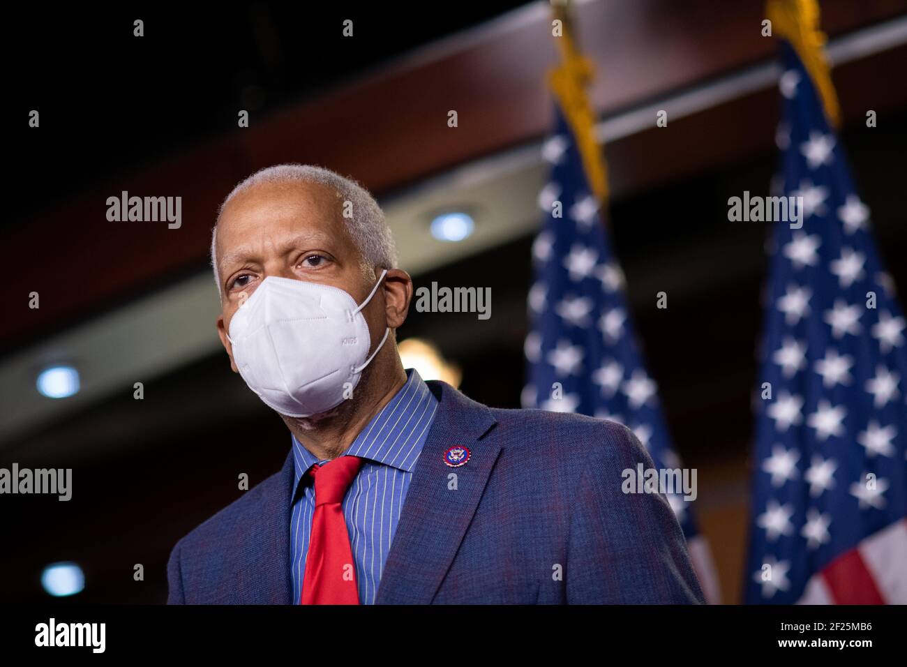 Washington, Stati Uniti. 10 marzo 2021. Il rappresentante Hank Johnson (D-GA) durante una conferenza stampa con i membri della delegazione del Congresso della Georgia sulla spesa di soccorso COVID, presso il Campidoglio degli Stati Uniti, a Washington, DC, mercoledì 10 marzo, 2021. Oggi la Camera è destinata a approvare una versione del progetto di legge del Presidente Biden sulla COVID da 1.9 trilioni di dollari che include controlli di stimolo di 1400 dollari per molti americani, mentre il Senato continua questa settimana con più voti di conferma del governo. (Graeme Sloan/Sipa USA) Credit: Sipa USA/Alamy Live News Foto Stock