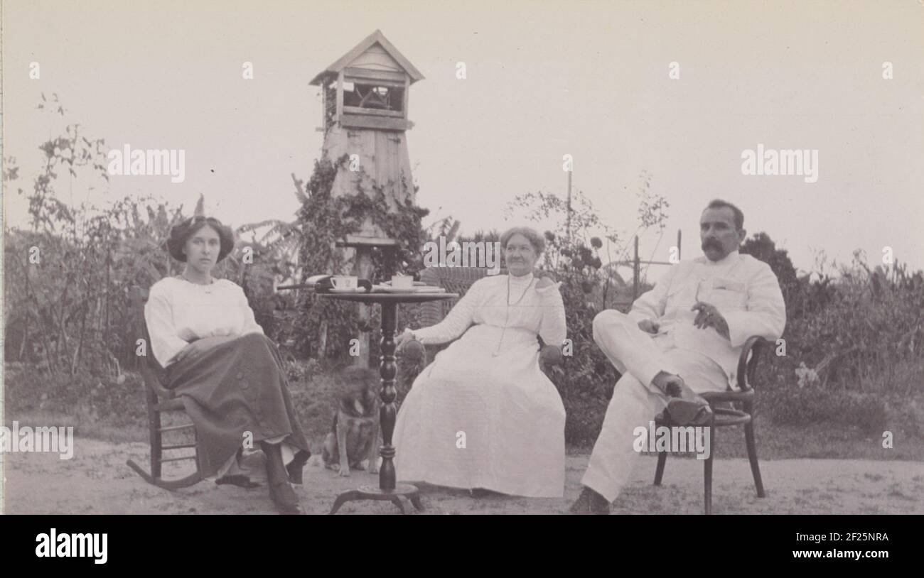 La famiglia Gonggrijp a Plantage Clevia.Group Ritratto della coppia Justus Gonggrijk e Anna Rühmann con la figlia Maria Gonggrijk, a Plantage Clevia, 1911. Parte dell'album fotografico della famiglia Boom-Gonggrijk in Suriname e Curaçao. Foto Stock