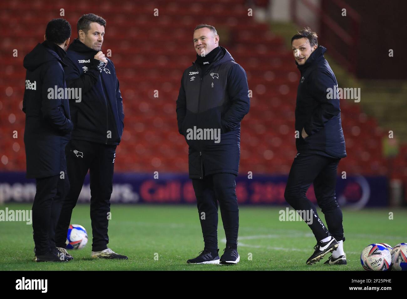 Wayne Rooney (centro), direttore della contea di Derby, con Liam Rosier (a sinistra), Shay, allenatore di prima squadra (seconda a sinistra) e Justin Walker, allenatore di prima squadra, prima della partita del campionato Sky Bet a Oakwell, Barnsley. Data immagine: Mercoledì 10 marzo 2021. Foto Stock