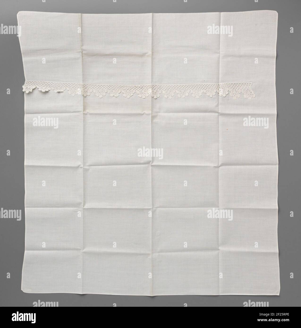 Plankkleed van katoen met een gehaakte schulprand.planking tappeto di cotone bianco con un bordo inclinato di lato crocheted. Modello quadrato con il lato a crochet della striscia a circa una parte dall'altezza. La striscia non è interamente sulla larghezza completa del tappeto. Il vestito a tavola è destinato ad un armadio di lino. Uno degli angoli è il resto di un ricamo ancora integro al BK-1974-27-A: Le iniziali TVD con il numero 6 qui sotto. Foto Stock