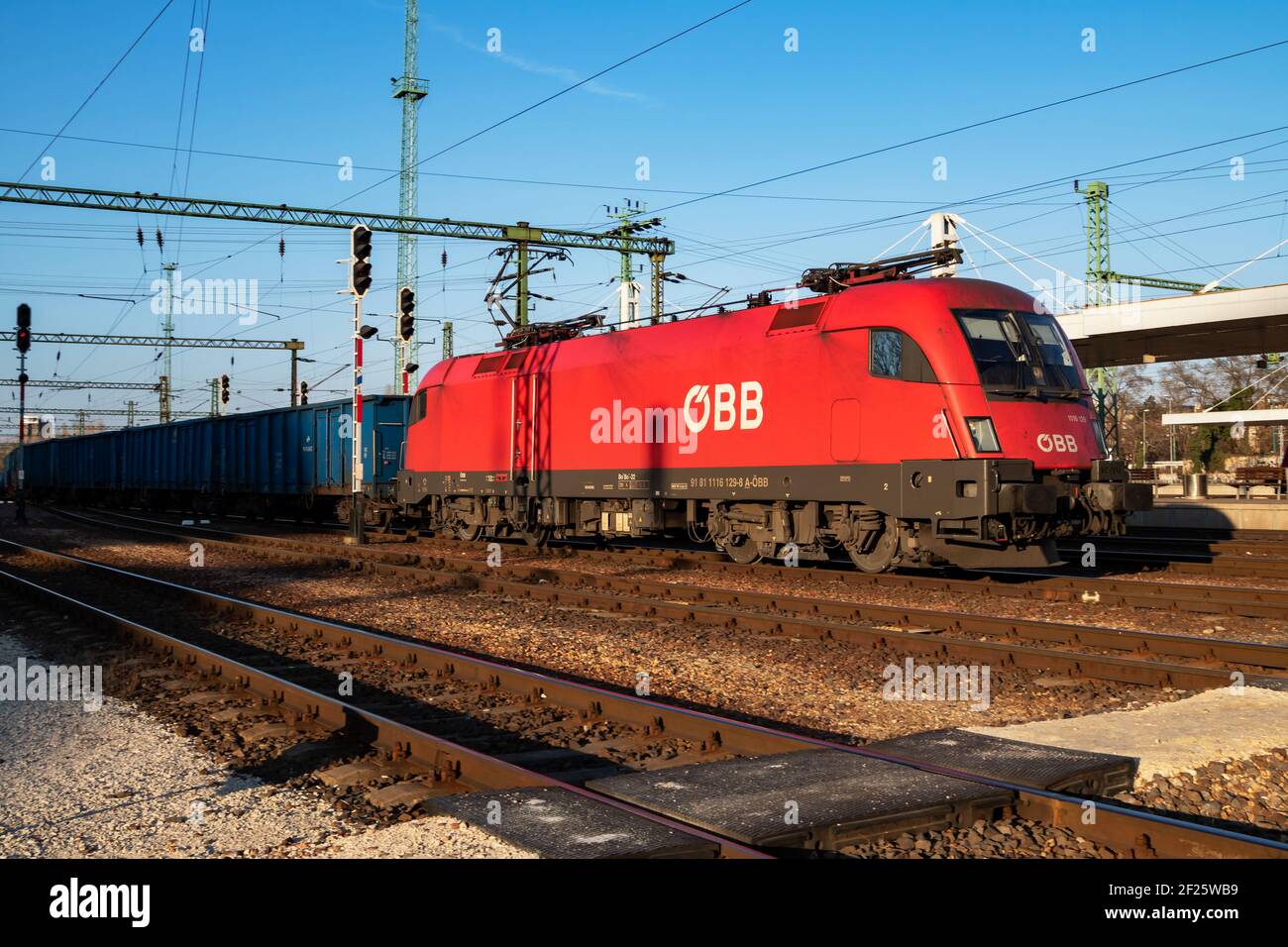 TRENO merci OEBB Austrian Railways con locomotiva Siemens Taurus 1116 129-8 alla stazione ferroviaria Kelenfold di Budapest. Foto Stock