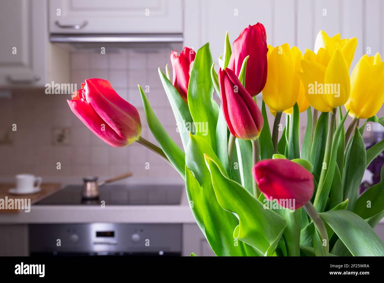 Cucina interna con tulipani rossi in vaso sul tavolo della cucina Foto  stock - Alamy