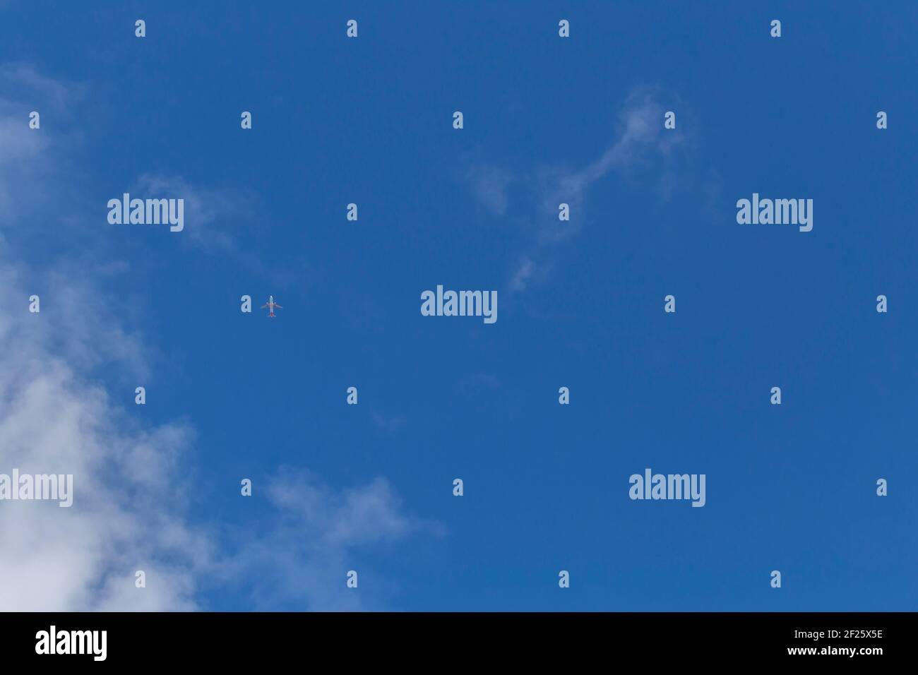Piano rosso e bianco sul cielo blu con Bianco Nuvole Foto Stock