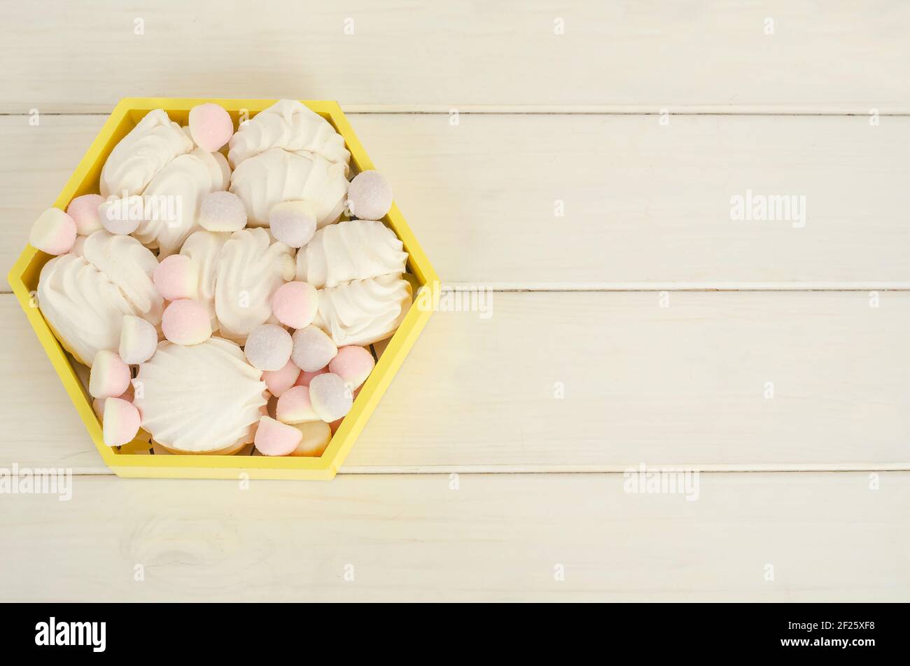 Delicato marshmallow bianco con marmellate su fondo bianco di legno con spazio per la copia Foto Stock