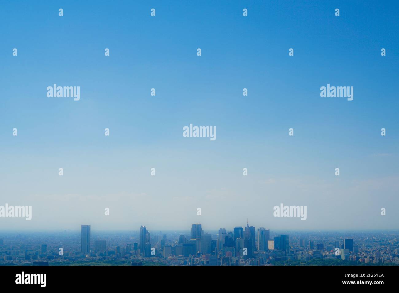 Tokyo del paesaggio della città e cielo blu Foto Stock