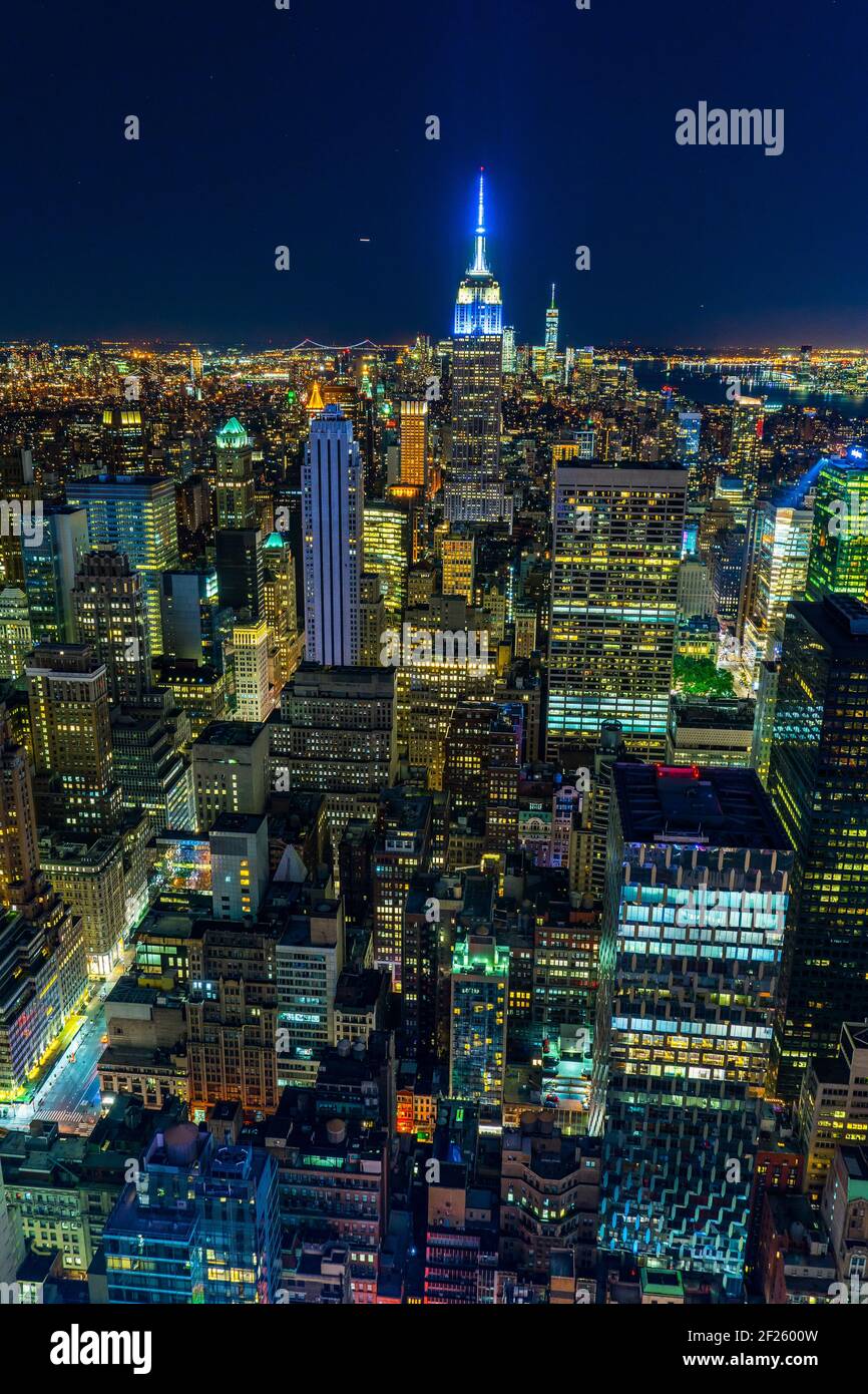 Vista notturna del centro, vista dalla cima della roccia (Piattaforma di osservazione del Rockefeller Center) Foto Stock