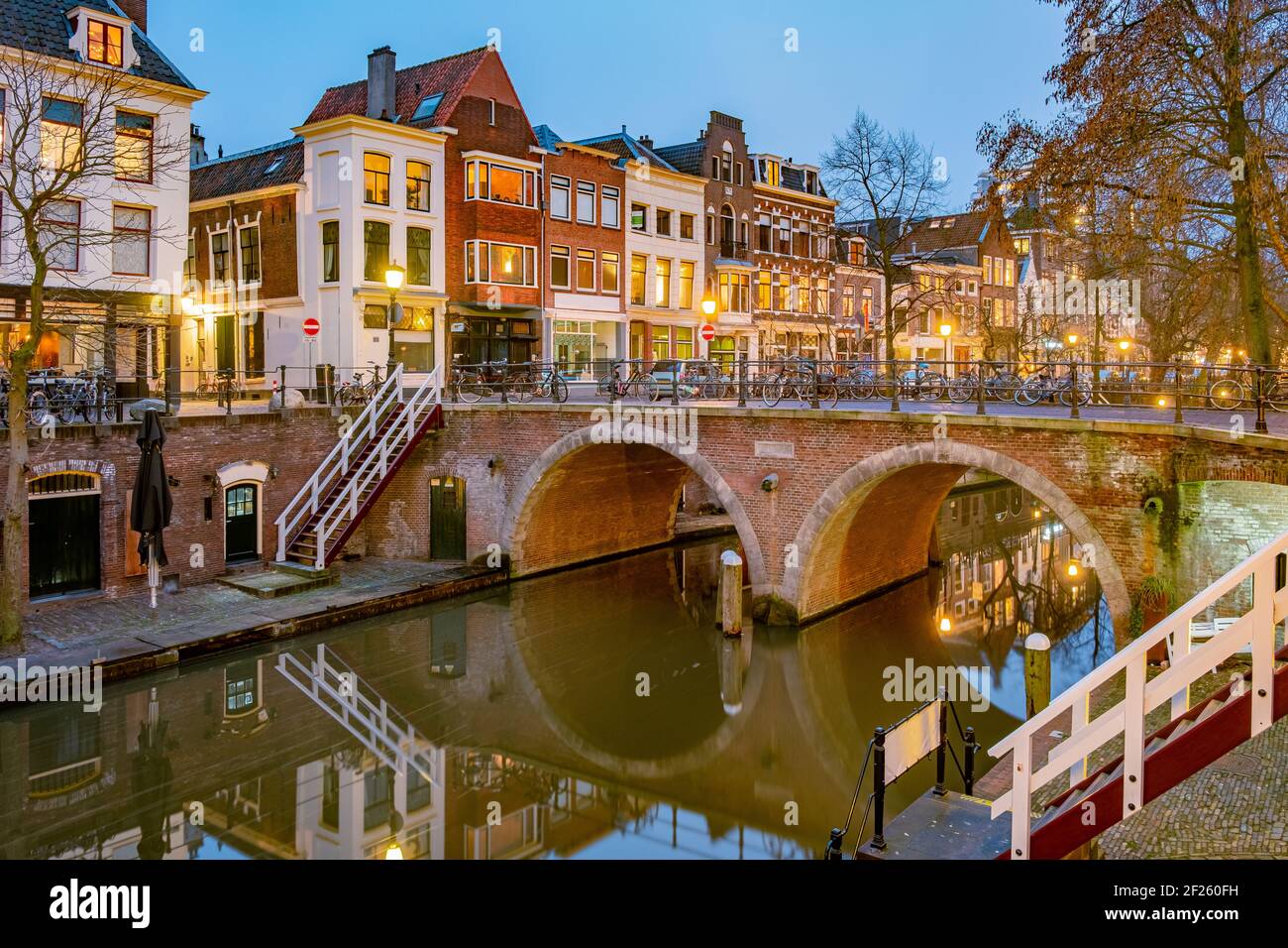 Case tradizionali sul canale Oudegracht Old nel centro di Utrecht, Olanda Foto Stock