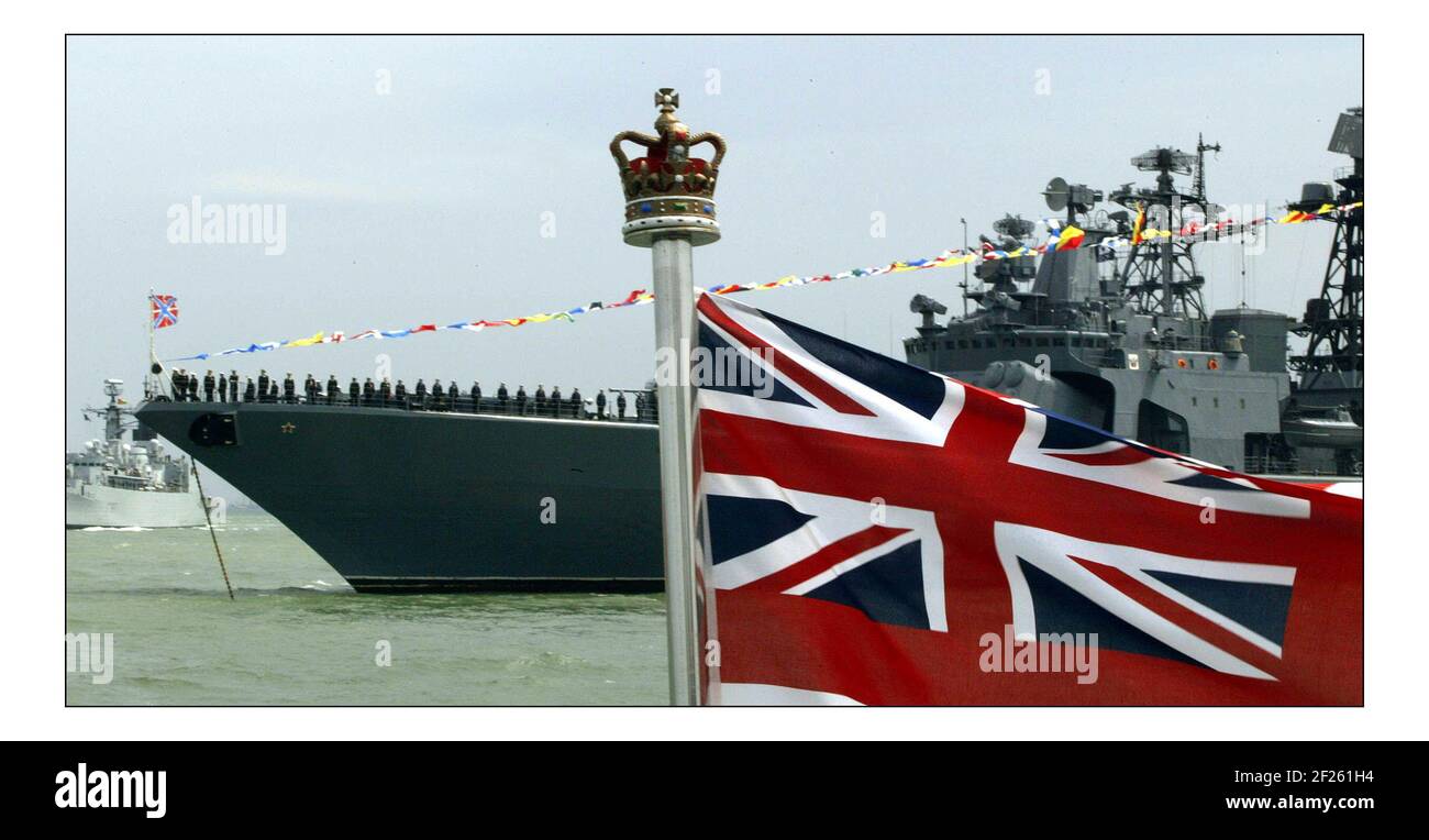 The International Fleet Review il 28 giugno 2005 a Portsmouth, Inghilterra. La rassegna fa parte delle celebrazioni del Trafalgar 200 che segnano il 200° anniversario della battaglia di Trafalgar in cui Lord Nelson comandò la Royal Navy in una famosa vittoria sui francesi. La nave delle regine Endurance è la nave rossa David Sandison 28/6/2005 Foto Stock