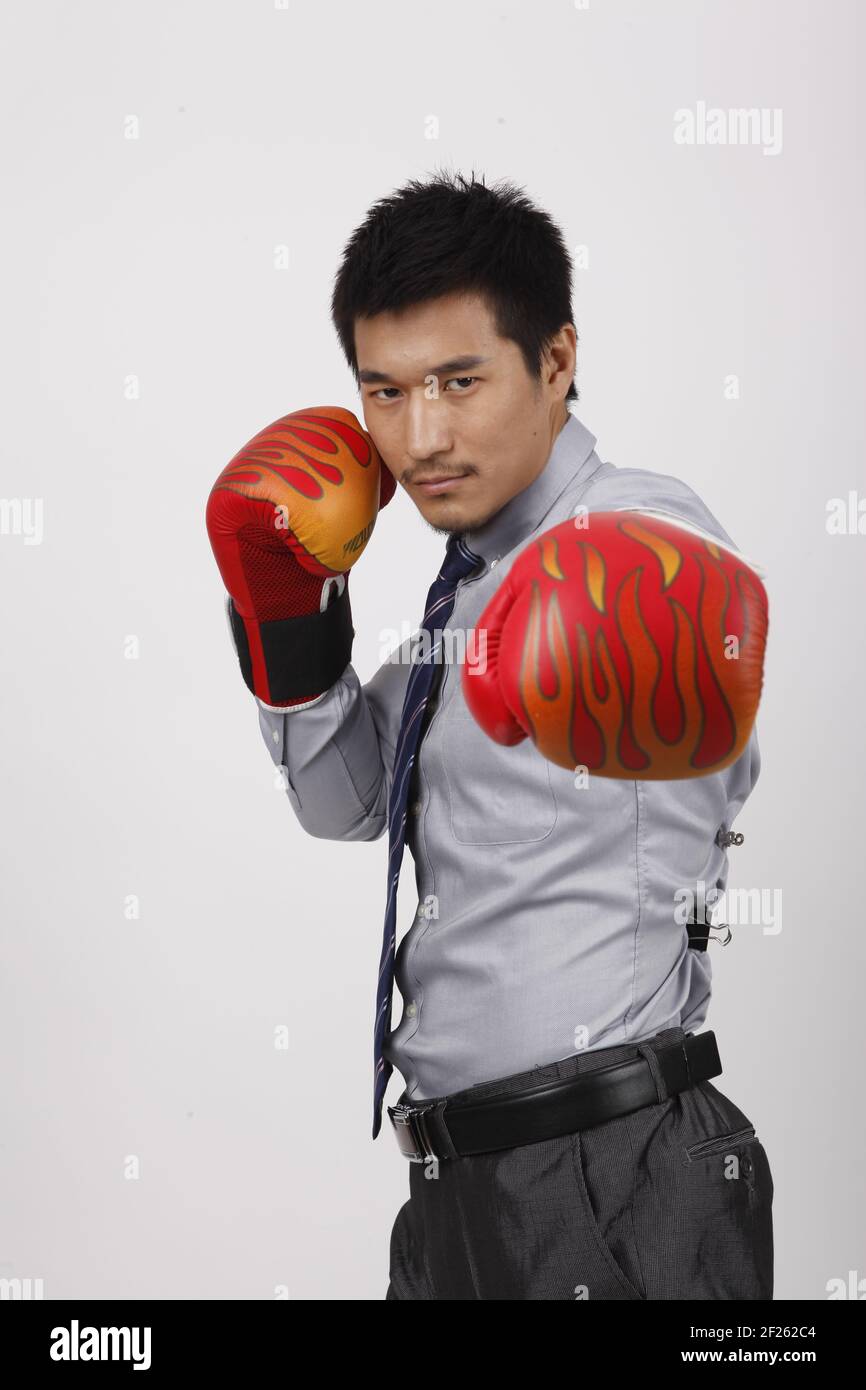 Un giovane uomo d'affari in guanti rossi Foto Stock