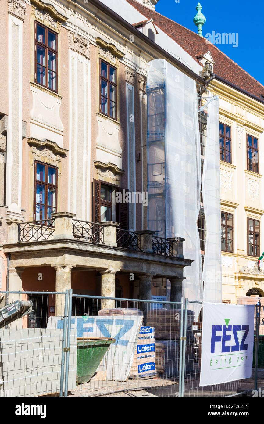 Il quartiere dei Musei di Fo ter (Piazza principale) in fase di ristrutturazione. Tabornok-haz con ponteggi e logo della società di costruzioni FESZ, SOP Foto Stock