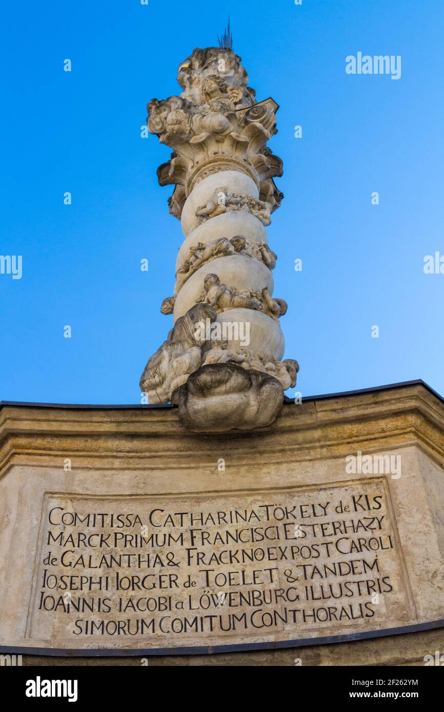 Iscrizione latina sulla statua barocca della Santissima Trinità costruita nel 1701, Fo ter (Piazza principale), Sopron, Ungheria Foto Stock