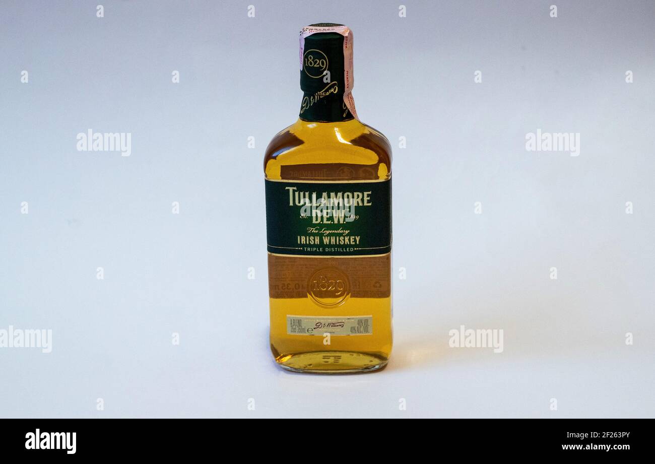 Grodno, Bielorussia - 05.22.2020: Una bottiglia di Tullamore Dew Irish whiskey Foto Stock