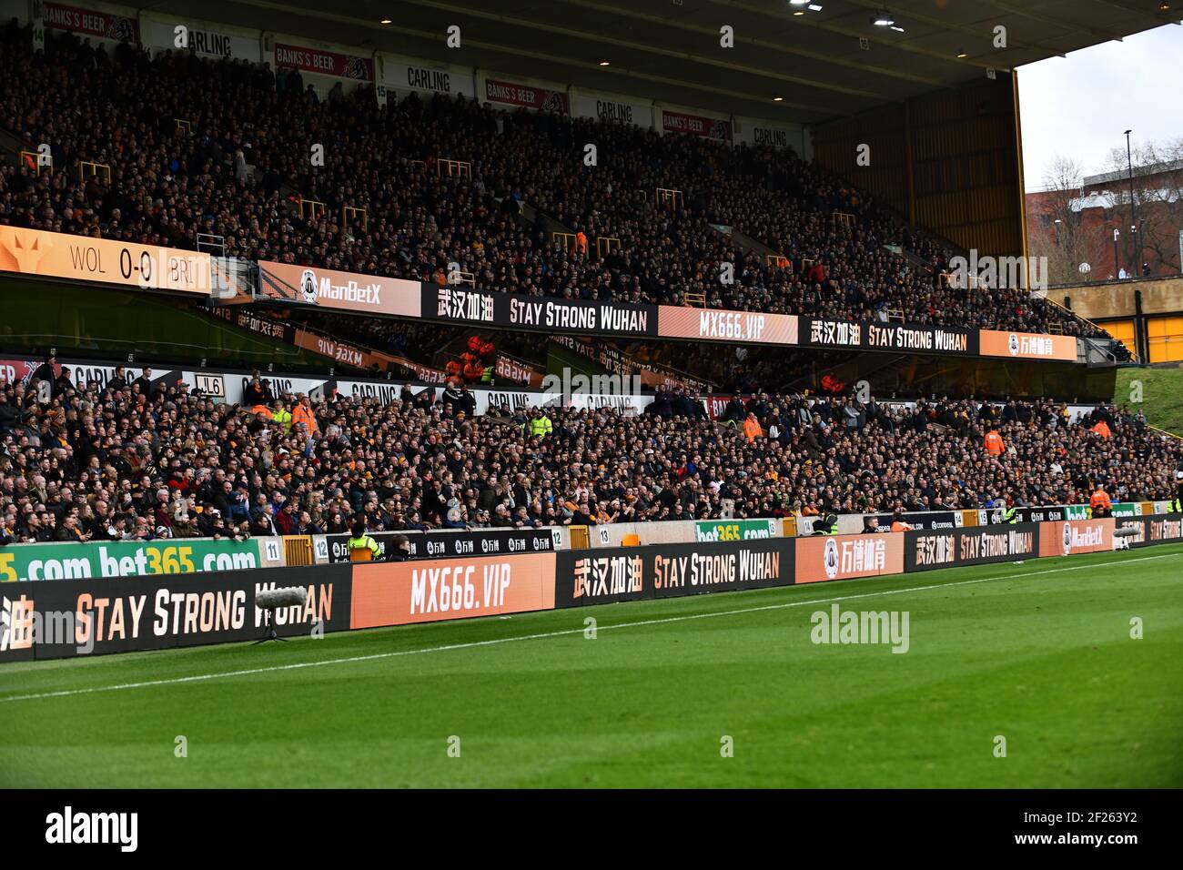 Messaggio di sostegno a Wuhan che mostra sostegno ai cinesi Città di Wuhan durante la pandemia di Covid 19 a Wolverhampton Wanderers FC Fosun International Foto Stock