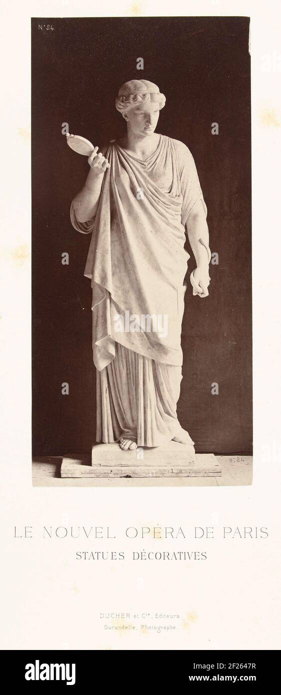 Immagine in marmo di una donna in abito chiuso con uno specchio nella mano destra, un serpente nella mano sinistra; 24. Le Nouvel Opéra de Paris. Statue decorative.; le Nouvel Opéra de Paris con 50 foto .. Foto Stock