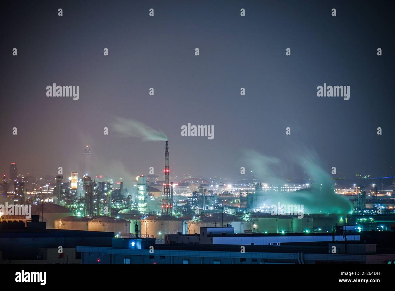 Zona industriale di Keihin visibile dalla Kawasaki Marien (Kawasaki City, Prefettura di Kanagawa) Foto Stock