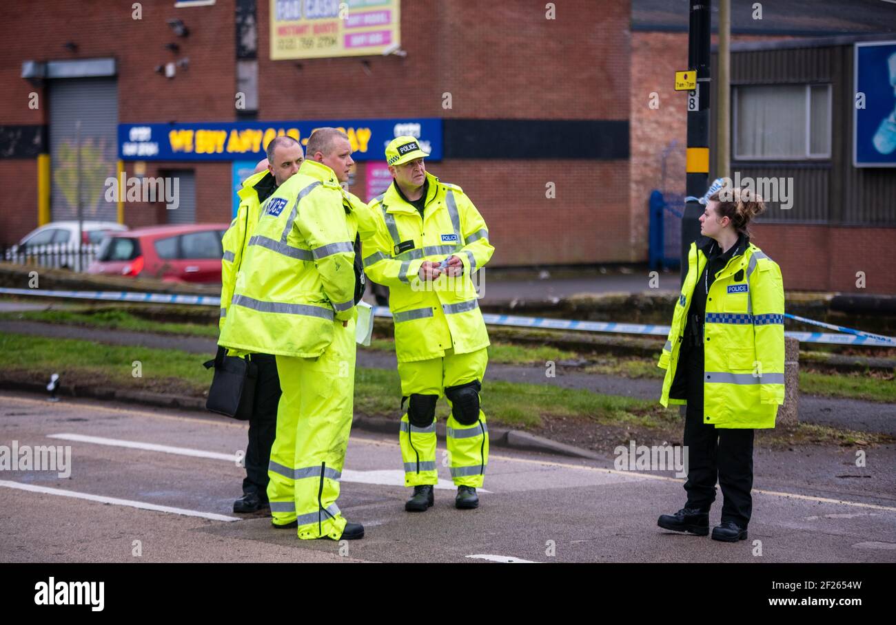 Perry Barr, Birmingham, West Midlands, Regno Unito. 10 marzo 2021: Un uomo negli anni '50 è stato gravemente ferito dopo che la sua moto ha urtato con un albero poco dopo mezzanotte di mercoledì. L'incidente è avvenuto sulla sezione di Aldridge Road della A34 in direzione di Great Barr. Le unità investigative specialistiche di collisione erano sul posto per condurre un'indagine prima che la bici fosse recuperata e la strada riaprì. La polizia sta facendo appello per le riprese di Dash Cam. Credit: Ryan Underwood / Alamy Live News Foto Stock