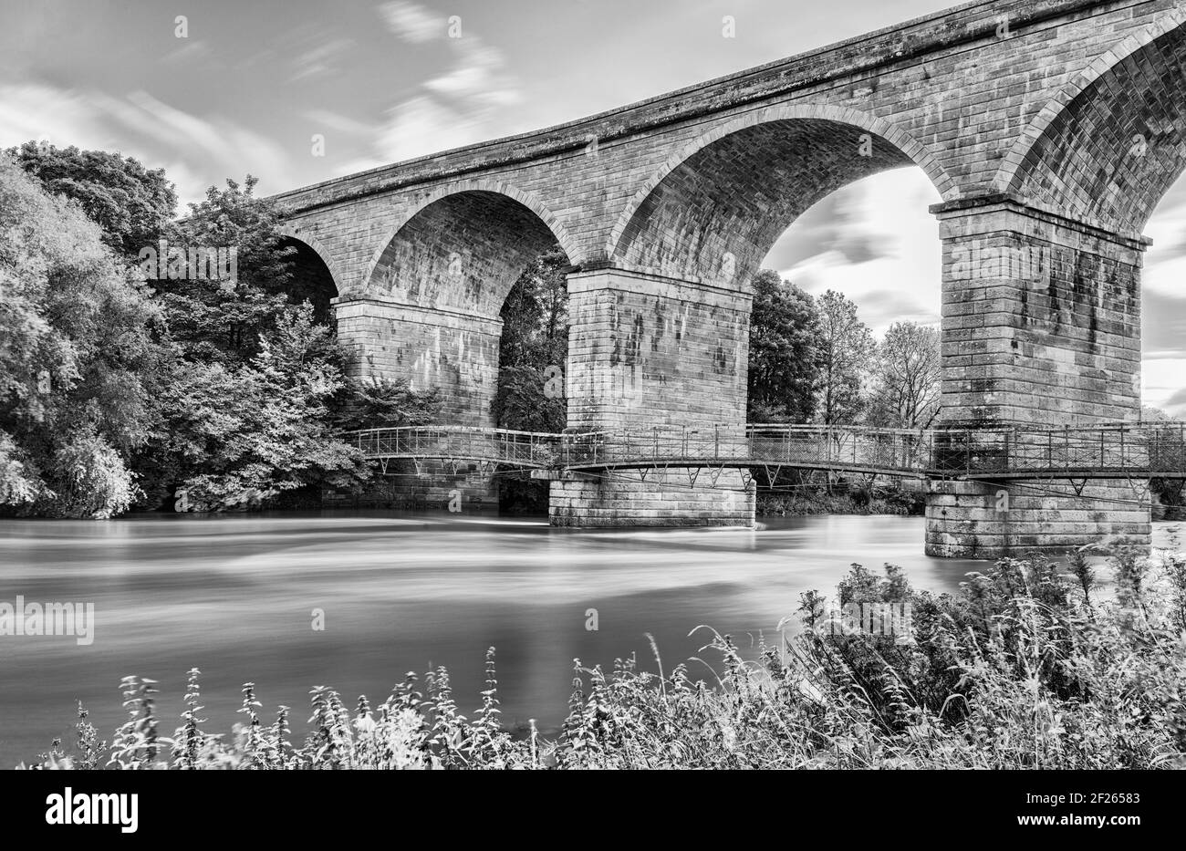 Roxburgh Viadotto sul fiume Teviot - Monocromo esposizione lunga Roxburgh, Scozia Foto Stock