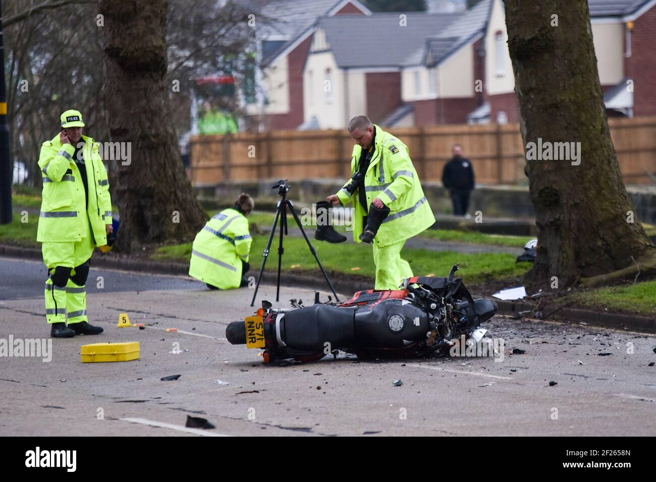 Perry Barr, Birmingham, West Midlands, Regno Unito. 10 marzo 2021: Un uomo negli anni '50 è stato gravemente ferito dopo che la sua moto ha urtato con un albero poco dopo mezzanotte di mercoledì. L'incidente è avvenuto sulla sezione di Aldridge Road della A34 in direzione di Great Barr. Le unità investigative specialistiche di collisione erano sul posto per condurre un'indagine prima che la bici fosse recuperata e la strada riaprì. La polizia sta facendo appello per le riprese di Dash Cam. Credit: Ryan Underwood / Alamy Live News Foto Stock