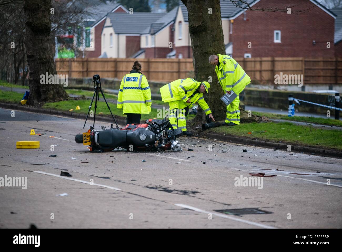 Perry Barr, Birmingham, West Midlands, Regno Unito. 10 marzo 2021: Un uomo negli anni '50 è stato gravemente ferito dopo che la sua moto ha urtato con un albero poco dopo mezzanotte di mercoledì. L'incidente è avvenuto sulla sezione di Aldridge Road della A34 in direzione di Great Barr. Le unità investigative specialistiche di collisione erano sul posto per condurre un'indagine prima che la bici fosse recuperata e la strada riaprì. La polizia sta facendo appello per le riprese di Dash Cam. Credit: Ryan Underwood / Alamy Live News Foto Stock