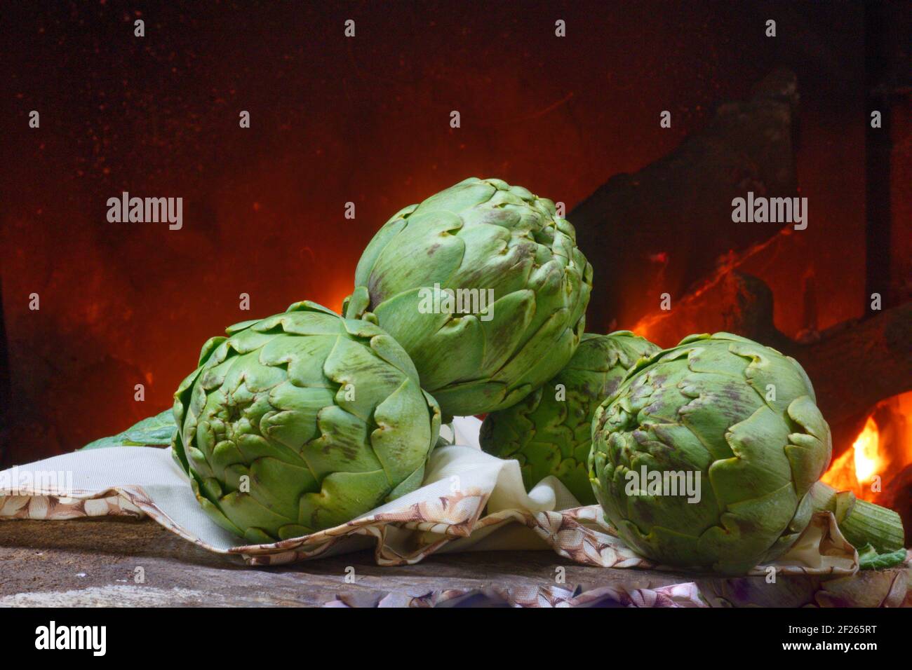 Carciofo su sfondo rustico di coltivazione biologica in del Prat de Llobregat in Catalogna Foto Stock