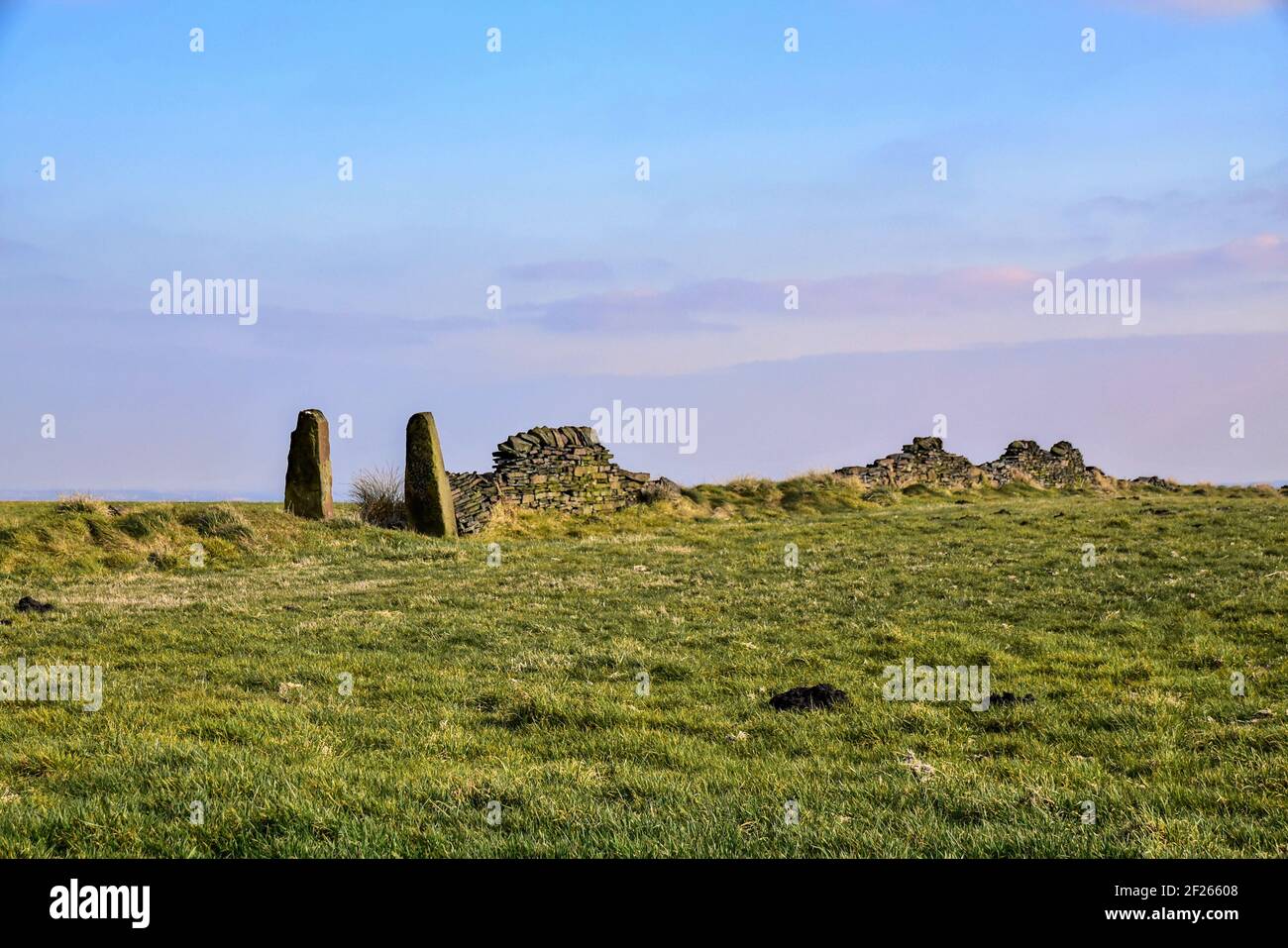 Muro di pietra arenaria crollato e vecchi pali di cancello di pietra. Foto Stock