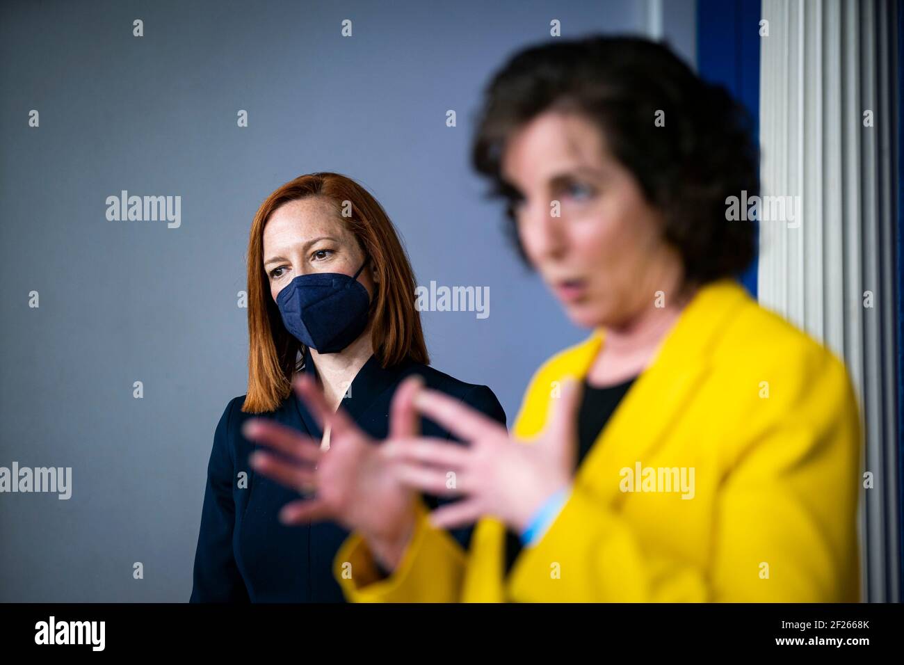 Jen Psaki, segretario stampa della Casa Bianca, indossa una maschera protettiva mentre ascolta Roberta Jacobson, coordinatore del confine sud-ovest del Consiglio di sicurezza nazionale della Casa Bianca, parla durante una conferenza stampa nella stanza di Briefing stampa di James S. Brady presso la Casa Bianca a Washington, DC, Stati Uniti, Mercoledì 10 marzo 2021. Psaki ha detto ieri che il governo non avrà i controlli di stimolo di soccorso Covid-19 stampati con il nome del presidente Biden su di loro, come il Tesoro cerca di accelerare la loro distribuzione. Fotografo: Al Drago/Pool/Sipa USA Foto Stock