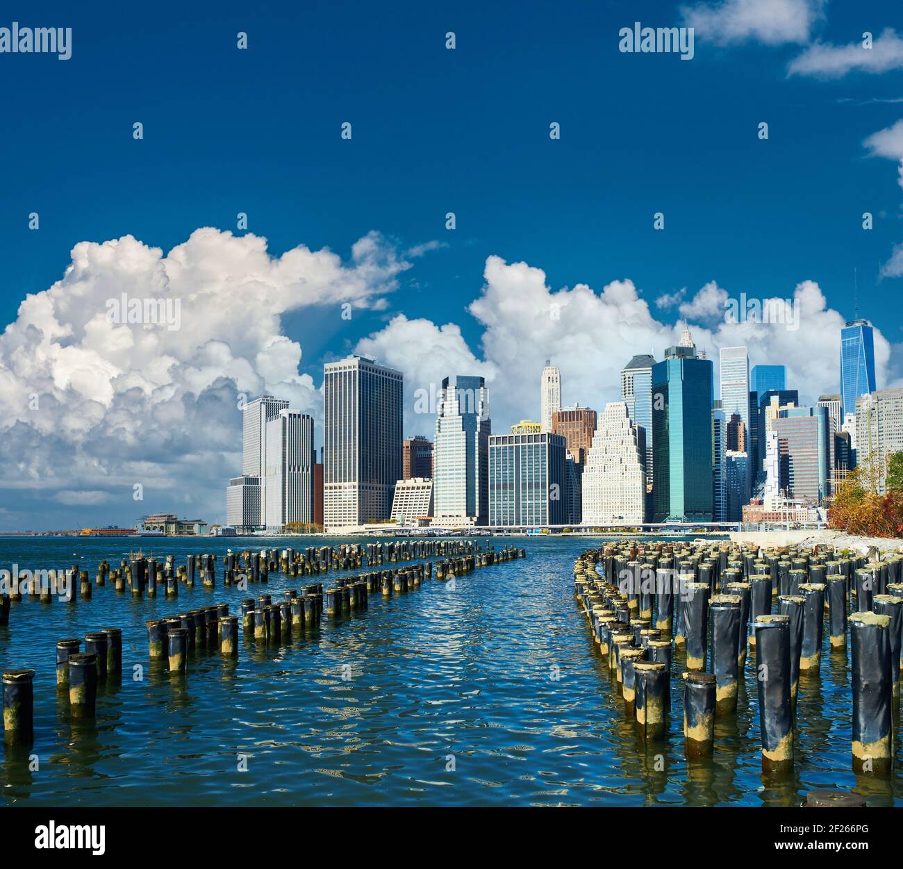 Abbassare vista dello skyline di Manhattan da Brooklyn Foto Stock