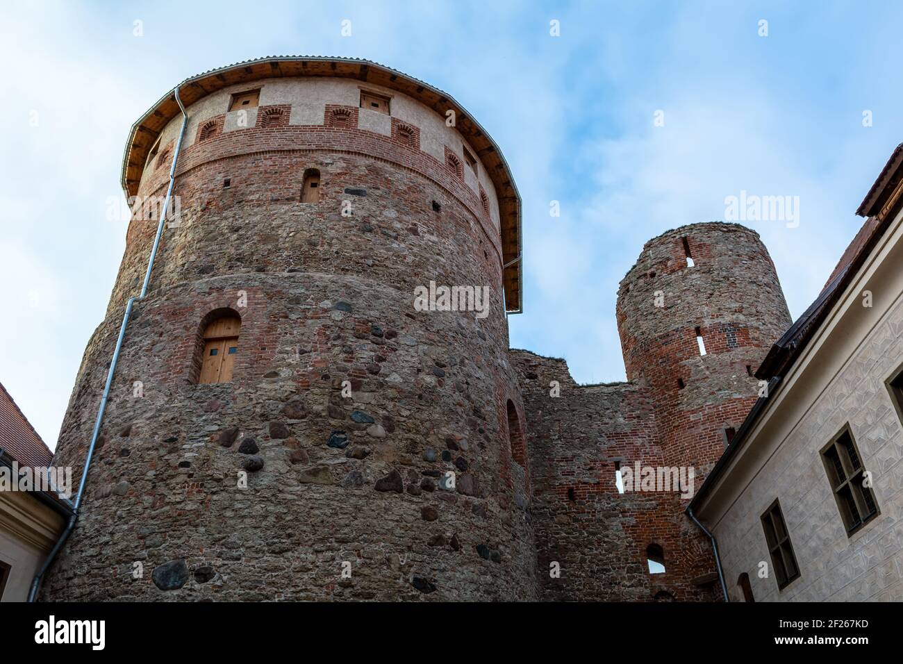 Cortile medievale del castello di Bauska con torre panoramica Foto Stock