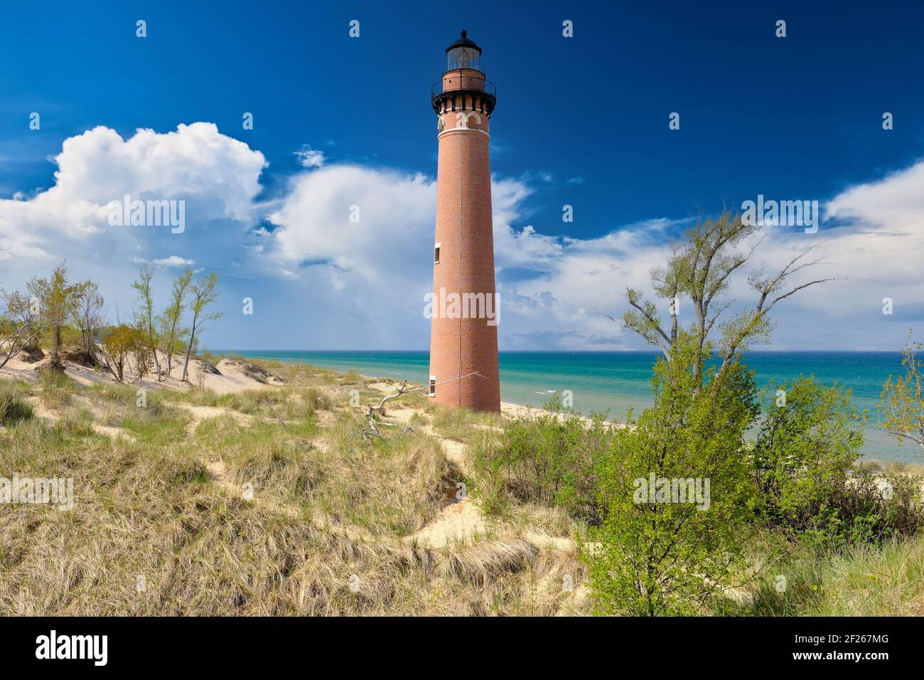 Little Sable Point Lighthouse in dune, costruito nel 1867 Foto Stock