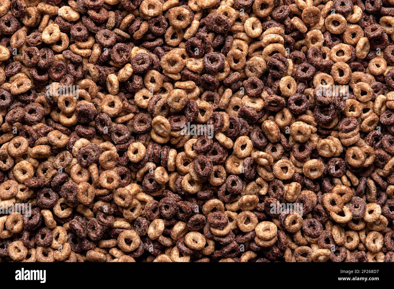Delizioso burro di arachidi e cereali al cioccolato a forma di anello,  full-frame. Background di nutrizione colazione cereali. Cibo del mattino  per i bambini Foto stock - Alamy