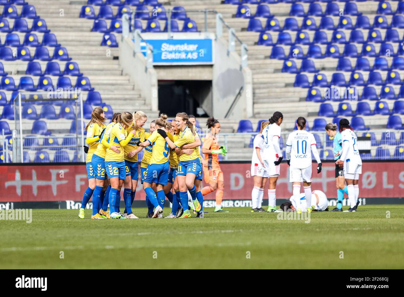 Brondby, Danimarca. 10 marzo 2021. Nanna Christiansen (9) di Brondby IF segna e viene celebrata dai suoi compagni di squadra durante la partita della UEFA Women's Champions League tra Brondby IF e Olympique Lyon al Brondby Stadion di Broendby, Danimarca. (Photo Credit: Gonzales Photo/Alamy Live News Foto Stock