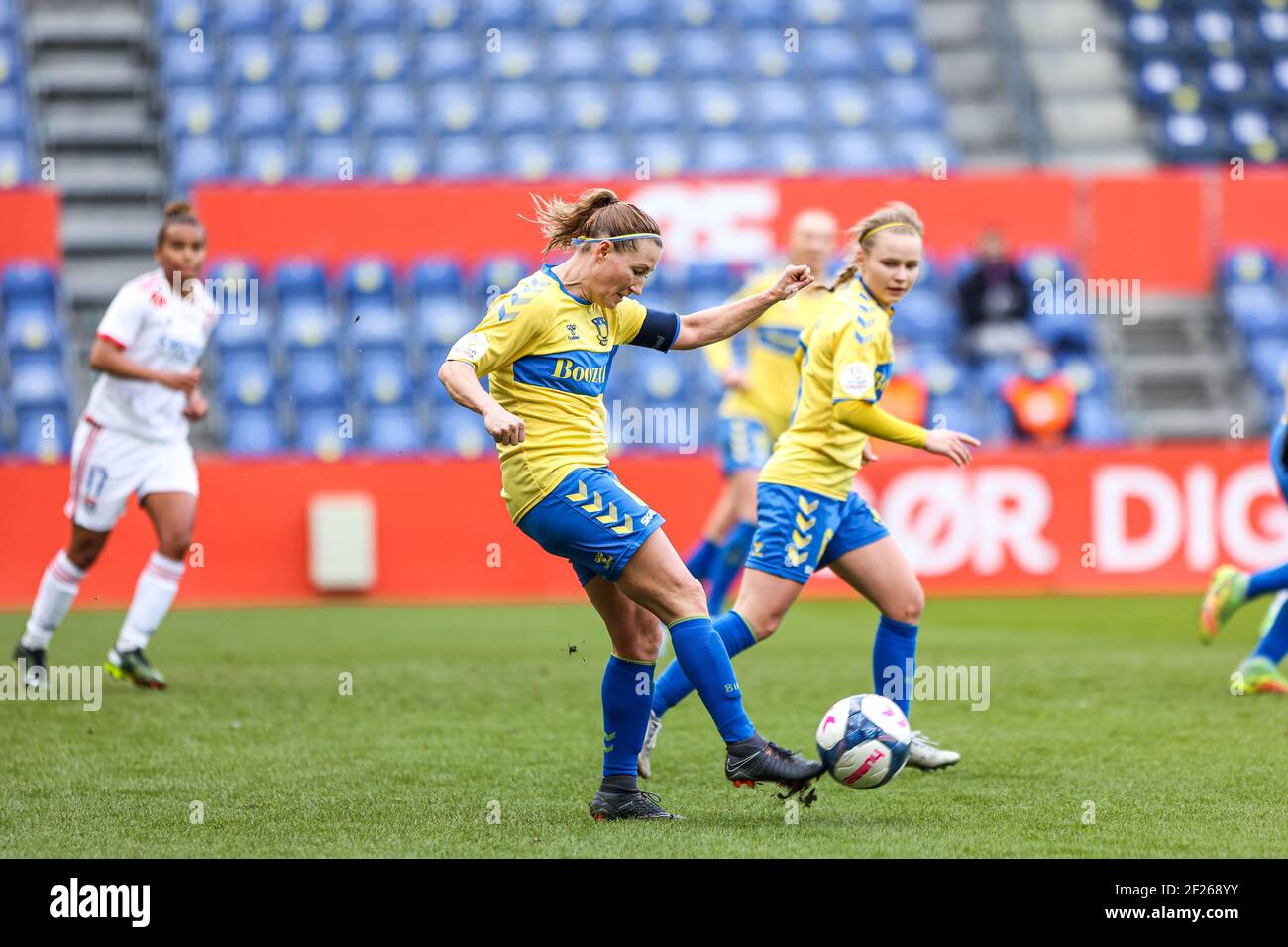 Brondby, Danimarca. 10 marzo 2021. Theresa Nielsen (8) di Brondby SE visto durante la partita della UEFA Women's Champions League tra Brondby IF e Olympique Lyon al Brondby Stadion di Broendby, Danimarca. (Photo Credit: Gonzales Photo/Alamy Live News Foto Stock