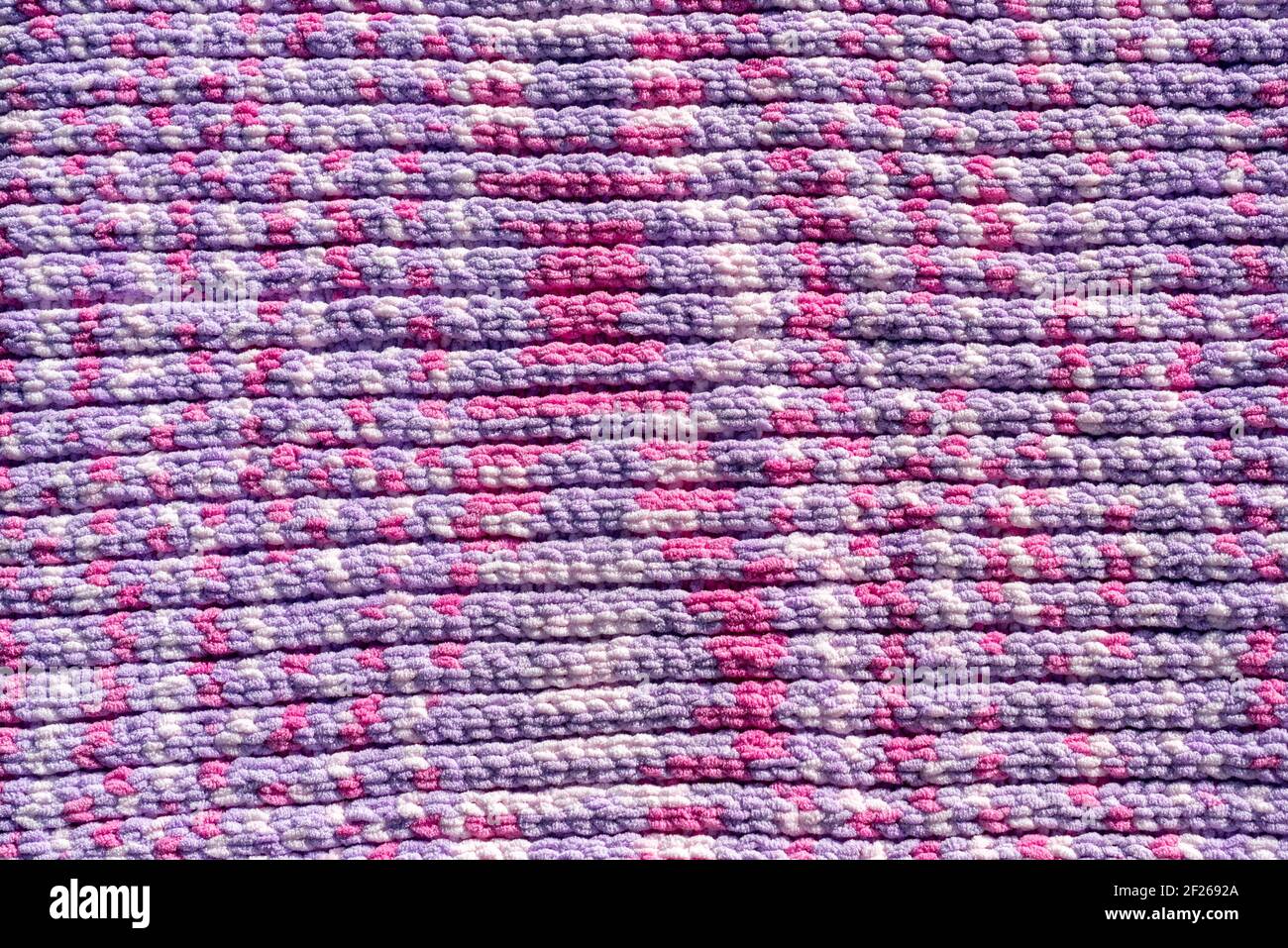 Sfondo lavorato a maglia rosa, viola e bianco, coperta. Foto Stock