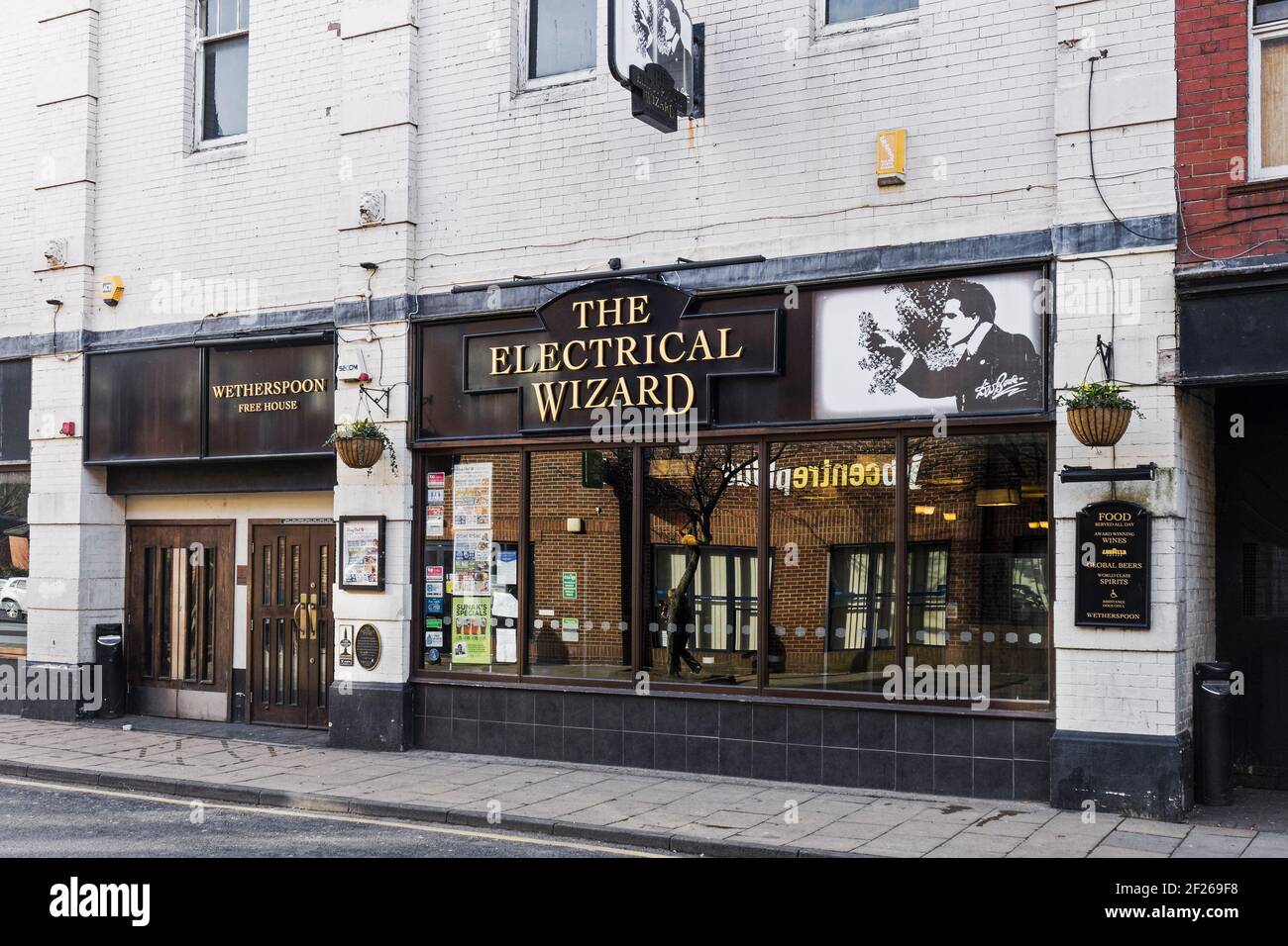 La casa pubblica di Wetherspoon a Morpeth, Northumberland, Regno Unito, prende il nome dal Dr. Walford Bodie, intrattenitore noto come Electrical Wizard of the North. Foto Stock