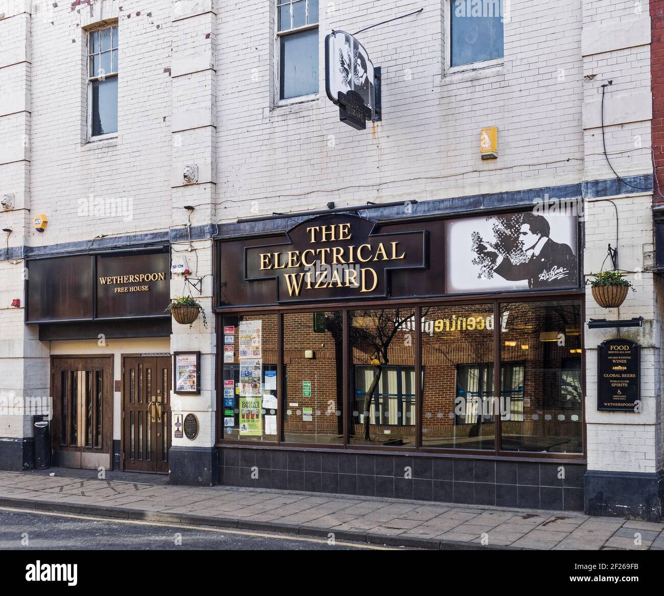 La casa pubblica di Wetherspoon a Morpeth, Northumberland, Regno Unito, prende il nome dal Dr. Walford Bodie, intrattenitore noto come Electrical Wizard of the North. Foto Stock