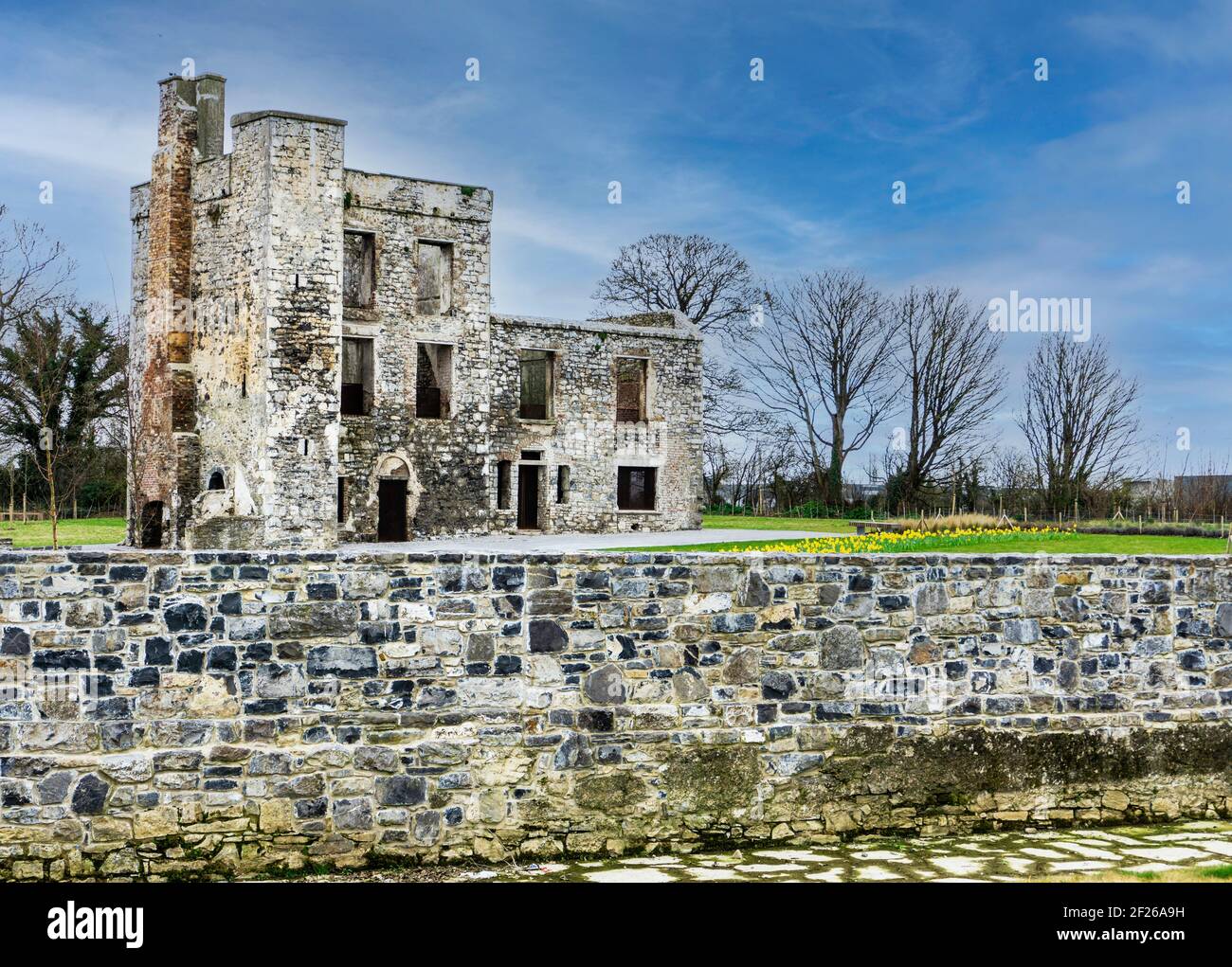 Grange Castle Park, Clondalkin Dublino Irlanda. Grange Castle è una casa medievale a tre piani. Costruito originariamente nel 1580 e ristrutturato nel 1750. Foto Stock