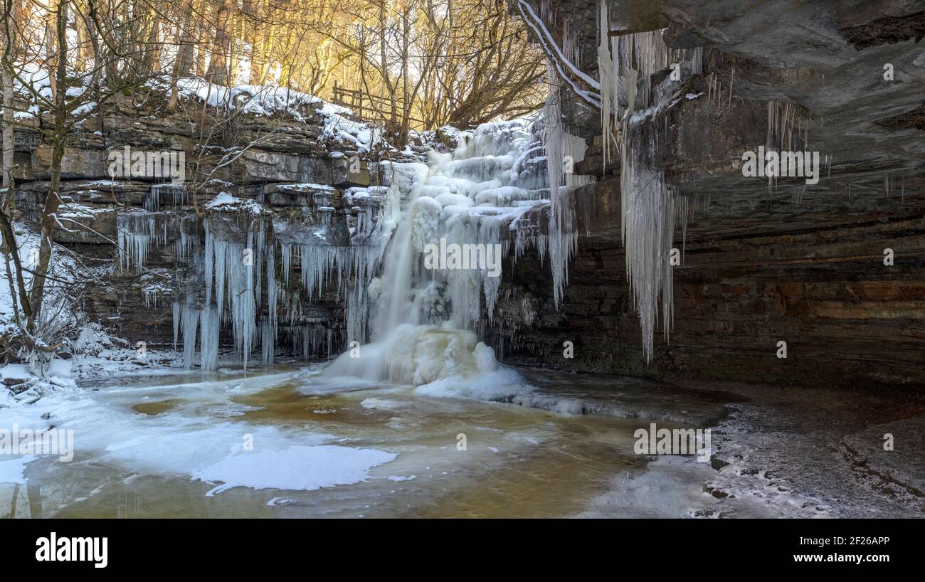 Summerhill Force & Gibsons Cave in inverno vicino a Bequees, Teesdale, County Durham, Inghilterra, Regno Unito Foto Stock
